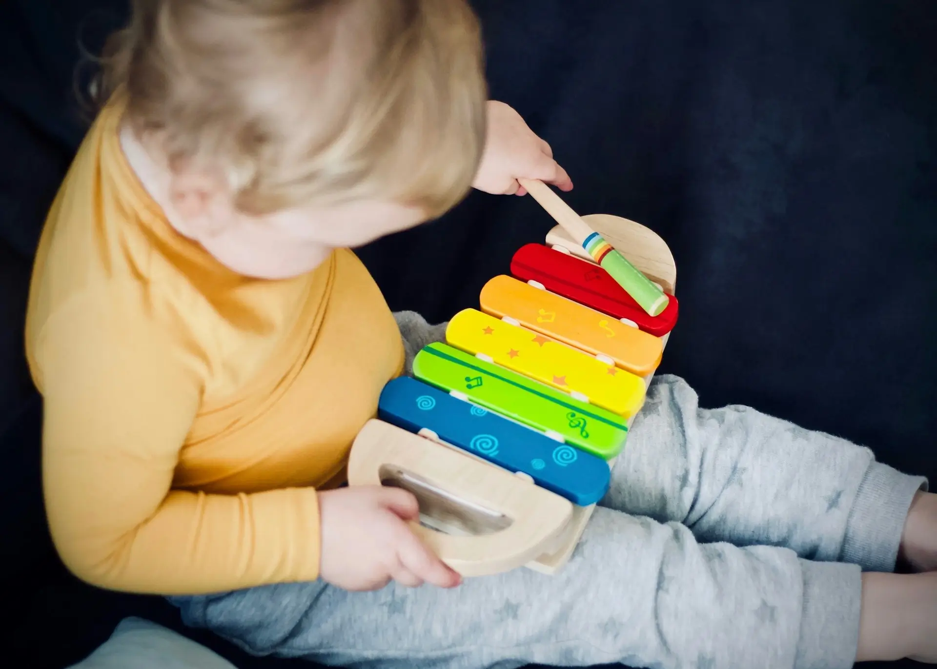 Baby spielt auf Kinderinstrument