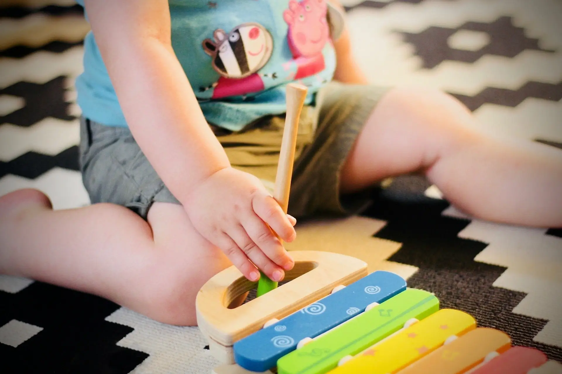 Baby spielt auf Kinderinstrument2