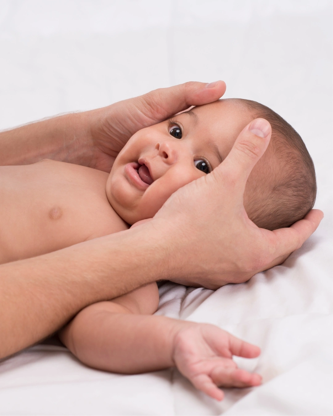 Babymassage am Kopf