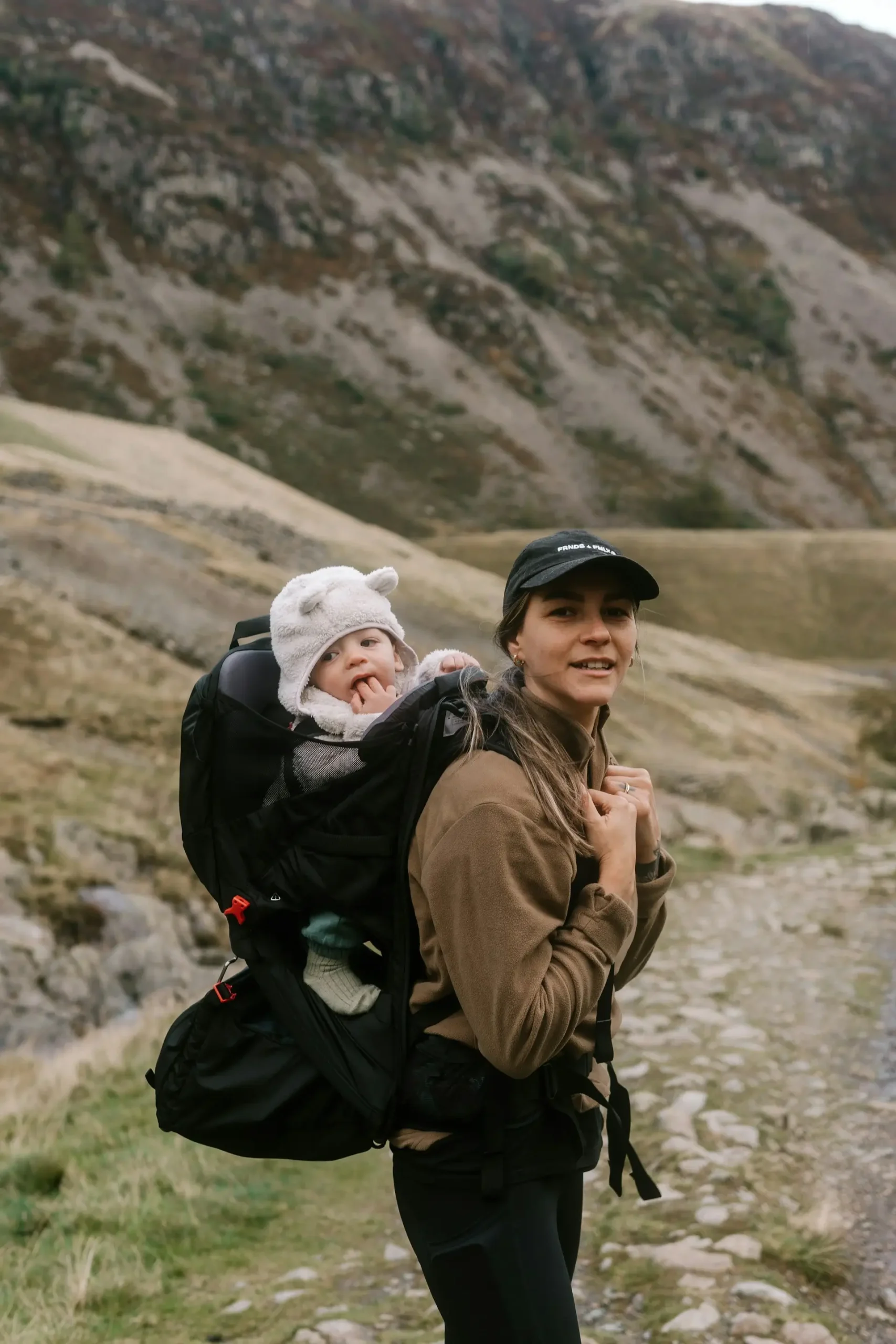 Frau traegt Baby im Backpack scaled