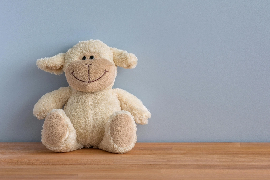 Kuscheltier auf einem Holztisch