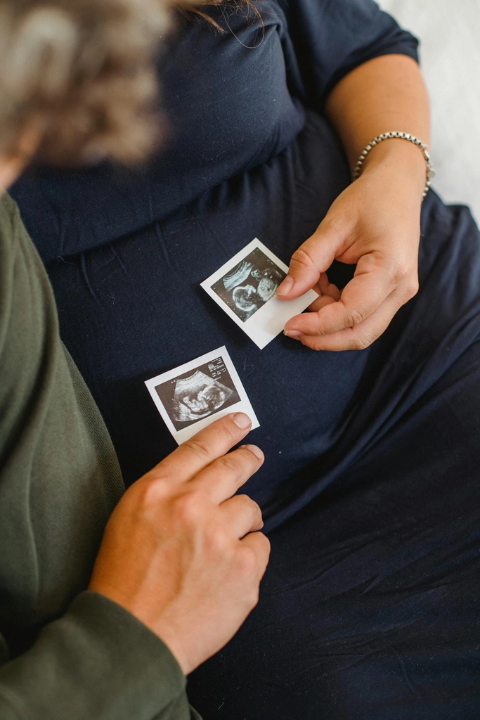 Werdende Eltern mit Ultraschallbildern