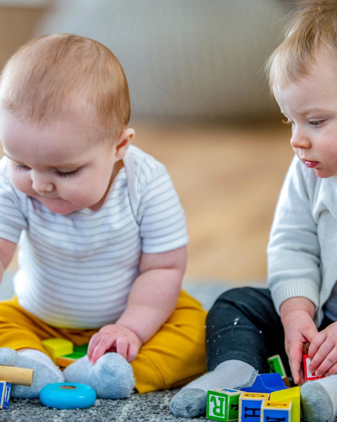 Zwei Babies spielen miteinander