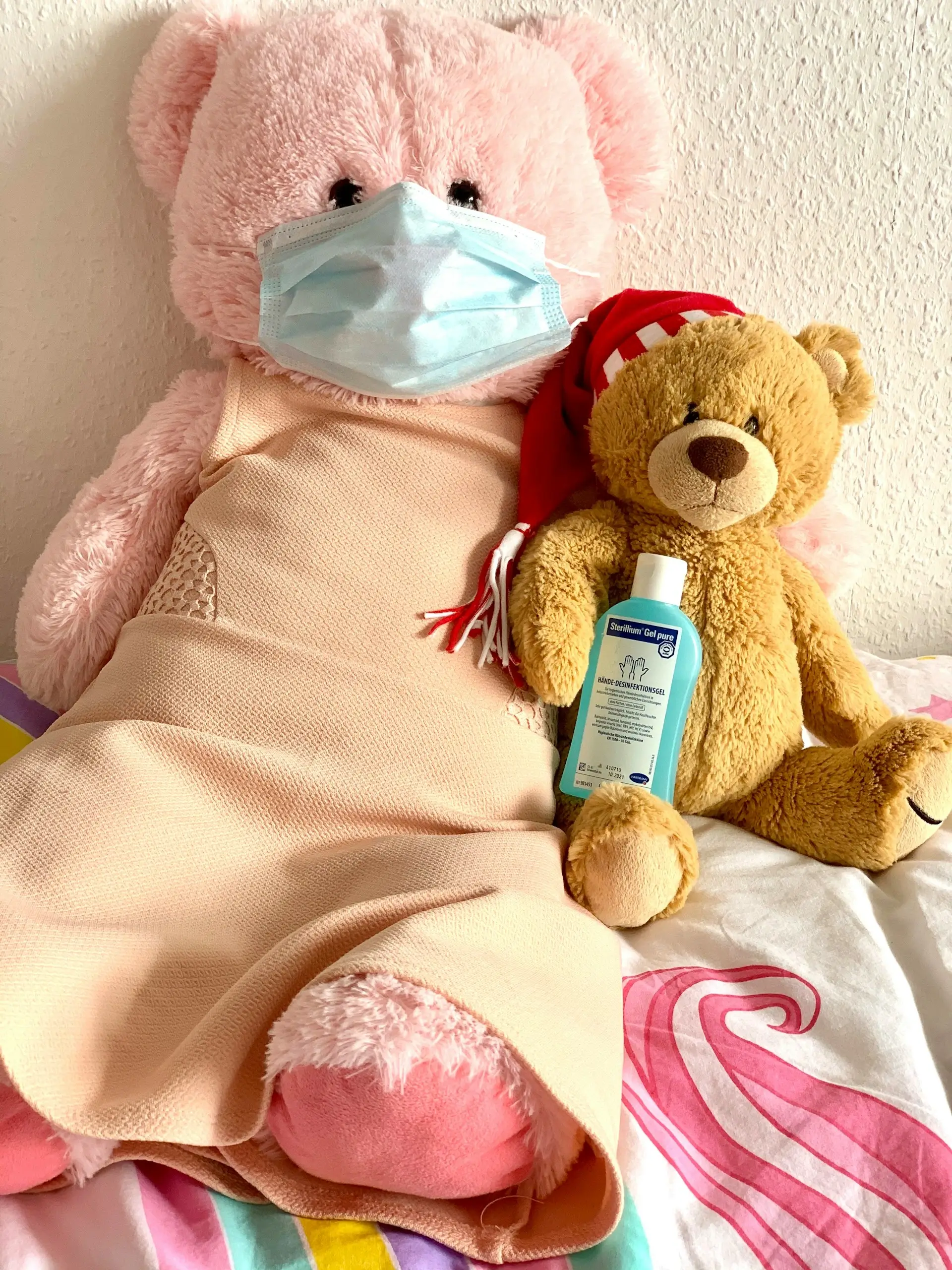 braunbar pluschtier auf rosa und weissem