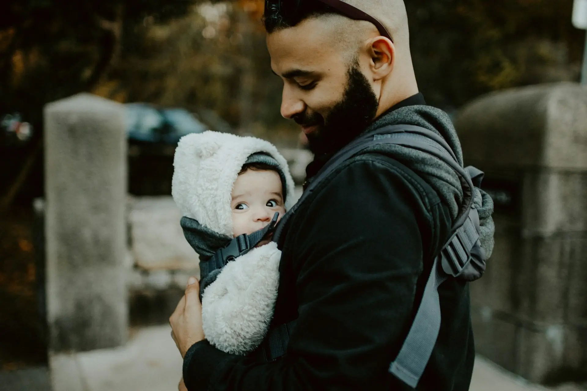 Papa traegt Baby am Bauch